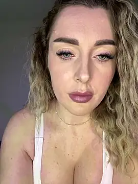 LunaDiamondX online show from January 25, 2025, 8:00 pm