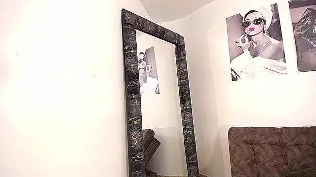 loretahorny online show from September 9, 2025, 2:15 pm