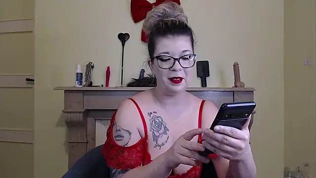kamilalova online show from May 12, 2026, 4:02 pm