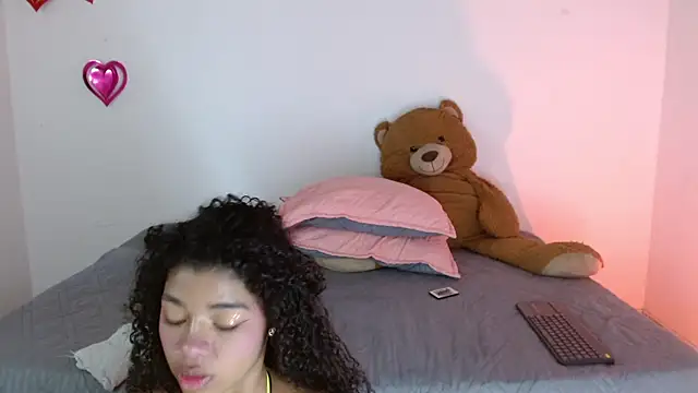 lucie petite online show from March 14, 2025, 6:50 pm