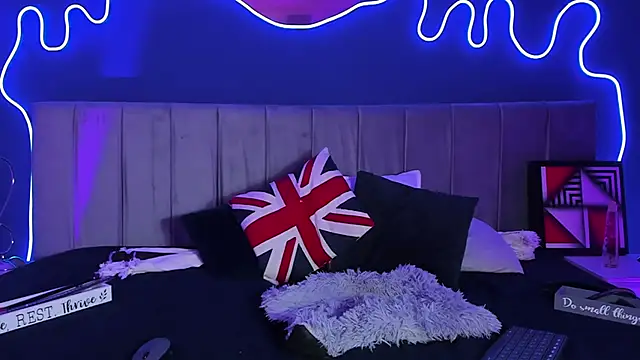 JeanneSabatier online show from February 1, 2026, 8:12 am