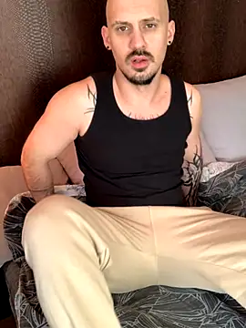 Snapshot of AssHunter4k chatting on November 16, 2025, 8:19 am AssHunter4k online show from November 16, 2025, 8:19 am