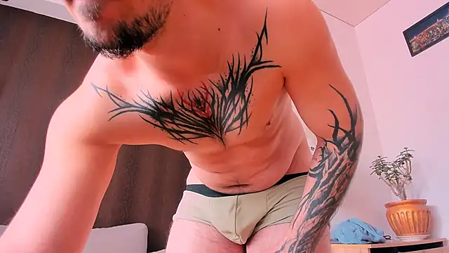 Snapshot of AssHunter4k chatting on October 21, 2025, 8:36 am AssHunter4k online show from October 21, 2025, 8:36 am