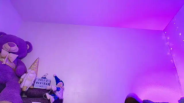 Snapshot of MiaFlamesxxx chatting on December 18, 2025, 12:27 am MiaFlamesxxx online show from December 18, 2025, 12:27 am