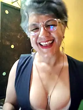 Snapshot of ilonna2025 chatting on May 22, 2026, 10:19 pm ilonna2025 online show from May 22, 2026, 10:19 pm