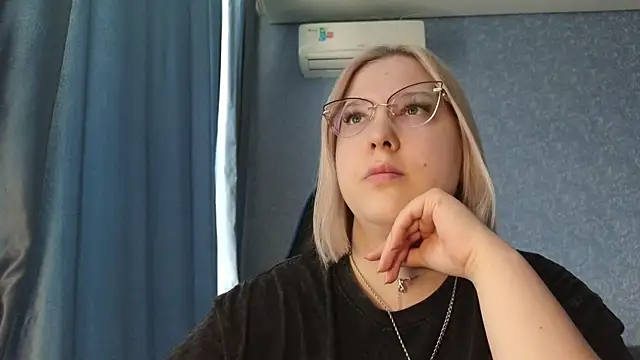 HotBrandyX online show from March 27, 2026, 7:39 am