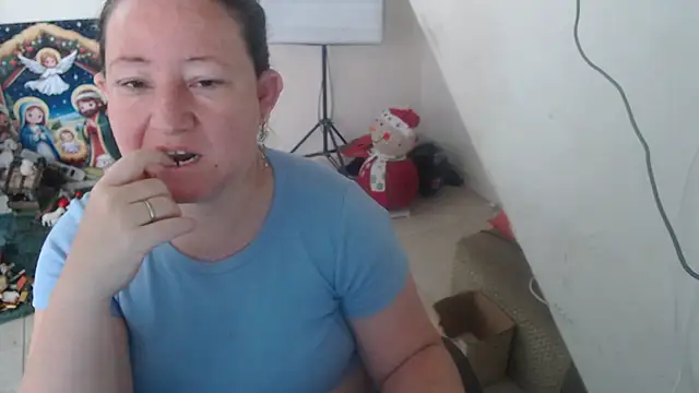 Yohis Kiut25 online show from November 24, 2025, 6:19 pm