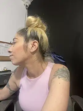 viktoria davis  online show from March 21, 2025, 12:40 am