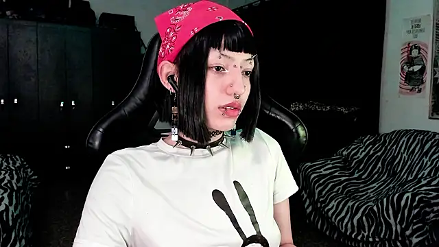 Snapshot of roxy_toxic chatting on January 16, 2026, 12:25 am roxy toxic online show from January 16, 2026, 12:25 am