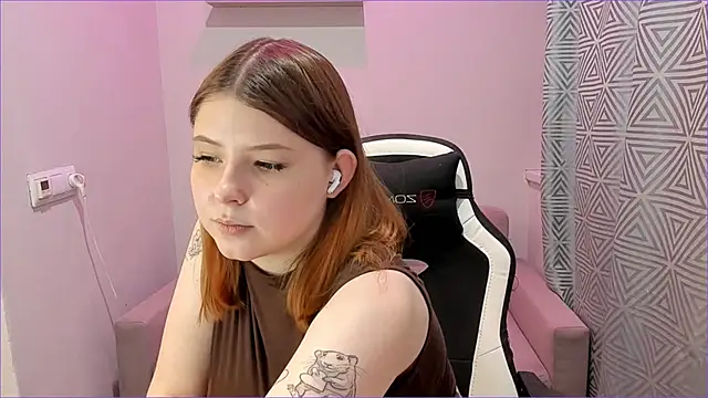 Snapshot of sophie_mooreee chatting on November 19, 2025, 6:19 pm sophie mooreee online show from November 19, 2025, 6:19 pm