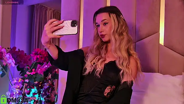 Snapshot of MaeveDream chatting on October 22, 2025, 6:29 pm MaeveDream online show from October 22, 2025, 6:29 pm