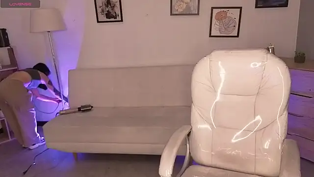 Nicole Foxx  online show from April 2, 2026, 5:30 pm