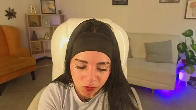 Nicole Foxx  online show from November 12, 2025, 7:51 pm