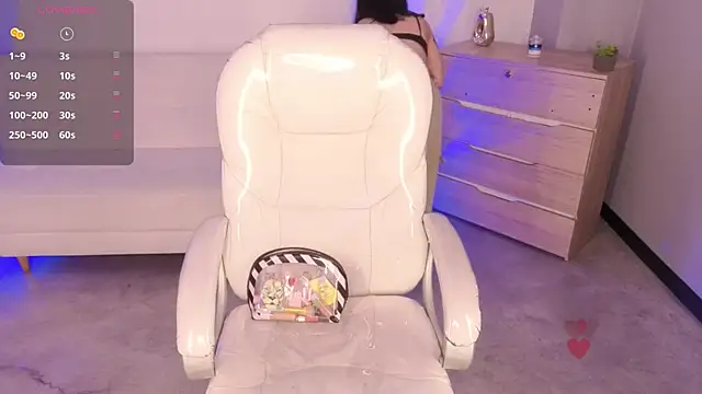 Nicole Foxx  online show from April 10, 2026, 8:05 pm