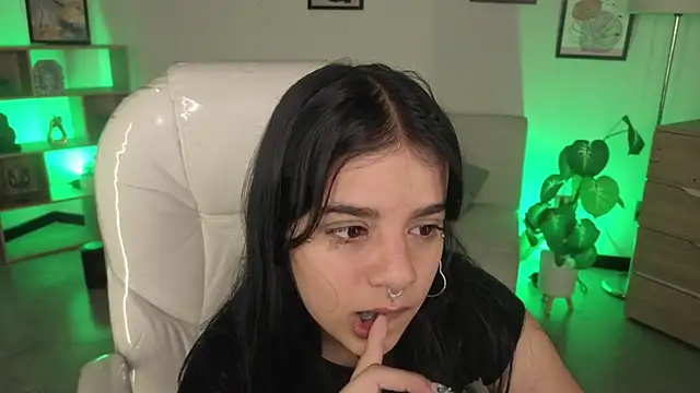 Nicole Foxx  online show from November 24, 2025, 7:25 pm