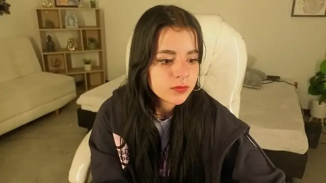 Nicole Foxx  online show from October 28, 2025, 7:35 pm