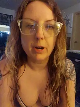 Snapshot of TattedMamaXOXO chatting on February 19, 2025, 6:32 pm TattedMamaXOXO online show from February 19, 2025, 6:32 pm