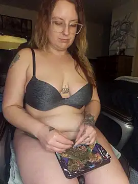 Snapshot of TattedMamaXOXO chatting on February 24, 2025, 3:09 pm TattedMamaXOXO online show from February 24, 2025, 3:09 pm