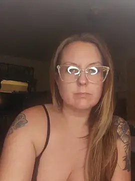 Snapshot of TattedMamaXOXO chatting on March 3, 2025, 4:00 am TattedMamaXOXO online show from March 3, 2025, 4:00 am