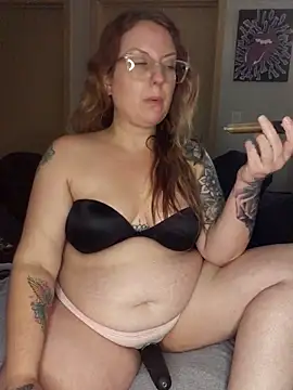 Snapshot of TattedMamaXOXO chatting on September 8, 2025, 3:22 pm TattedMamaXOXO online show from September 8, 2025, 3:22 pm