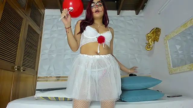 Sara Collinnss online show from October 31, 2025, 12:24 pm