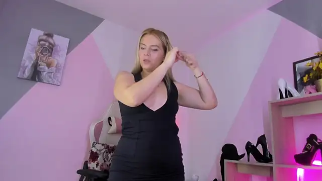 RayaCarr  online show from October 22, 2025, 1:43 pm