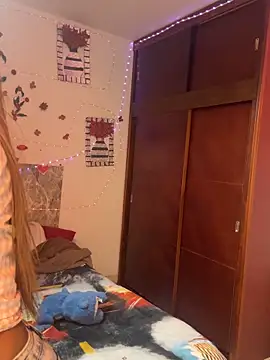 SaraYedid17 online show from November 10, 2025, 6:07 am