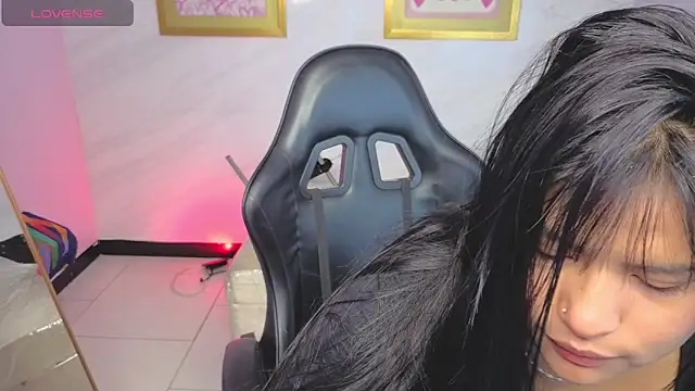 Snapshot of Paulette_v chatting on April 29, 2026, 1:04 pm Paulette v online show from April 29, 2026, 1:04 pm