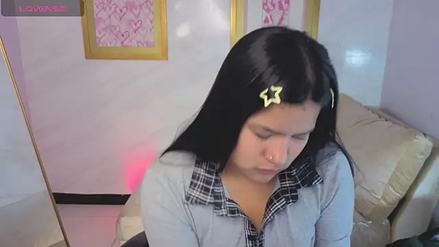 Snapshot of Paulette_v chatting on April 1, 2026, 1:12 pm Paulette v online show from April 1, 2026, 1:12 pm