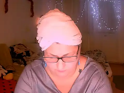 Marryllunax online show from December 14, 2025, 7:08 pm