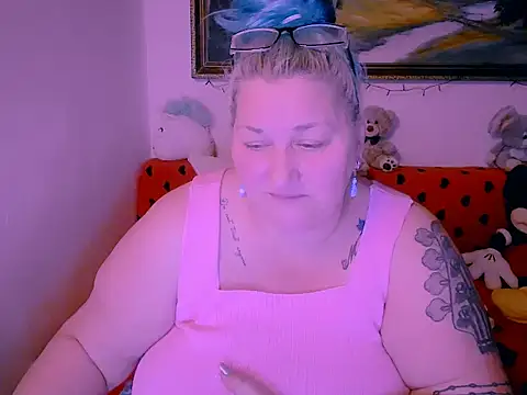 Marryllunax online show from November 30, 2025, 6:52 pm