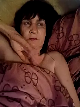Snapshot of Laura_Kiss chatting on April 20, 2026, 10:11 pm Laura Kiss online show from April 20, 2026, 10:11 pm