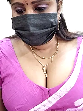 Queenflowerr online show from February 14, 2025, 3:47 pm