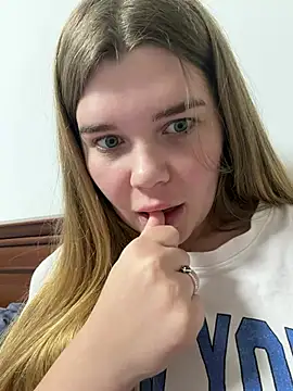 Snapshot of ella_zzz chatting on February 3, 2026, 8:03 pm ella zzz online show from February 3, 2026, 8:03 pm