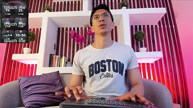 Snapshot of ApoloCruz chatting on February 11, 2026, 2:33 am ApoloCruz online show from February 11, 2026, 2:33 am