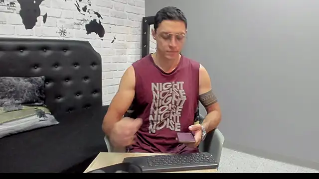 Frank Millers online show from November 11, 2025, 8:36 pm