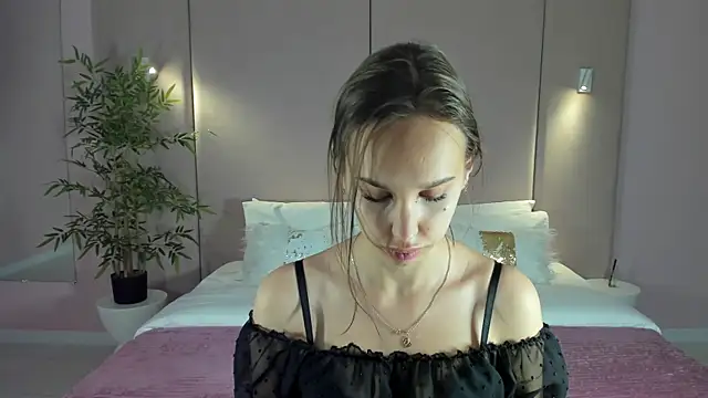 SandraTucker online show from June 9, 2026, 2:34 am