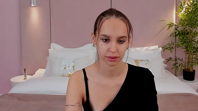 SandraTucker online show from November 7, 2025, 3:11 am