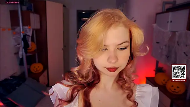 LynetHakes online show from October 15, 2025, 4:22 am