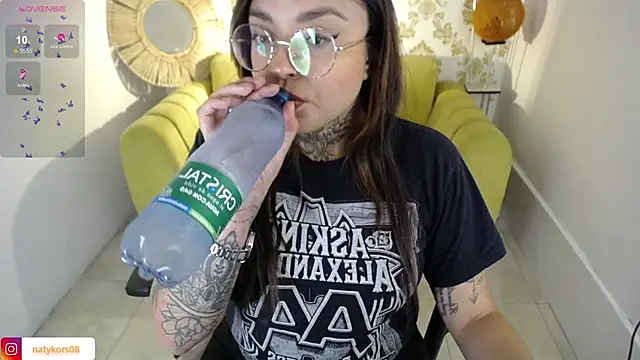 Snapshot of natyk_m chatting on March 6, 2025, 2:51 pm natyk m online show from March 6, 2025, 2:51 pm