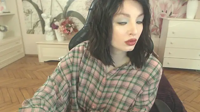 Snapshot of BritneyBarker chatting on April 9, 2026, 4:14 am BritneyBarker online show from April 9, 2026, 4:14 am