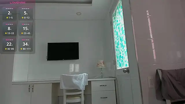 Snapshot of Yuki_miiii chatting on February 8, 2026, 6:11 am Yuki miiii online show from February 8, 2026, 6:11 am