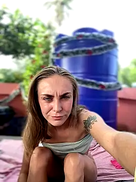 White Lu online show from December 14, 2025, 2:07 am