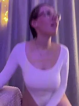 Snapshot of Molli_Luv chatting on October 4, 2025, 3:24 pm Molli Luv online show from October 4, 2025, 3:24 pm