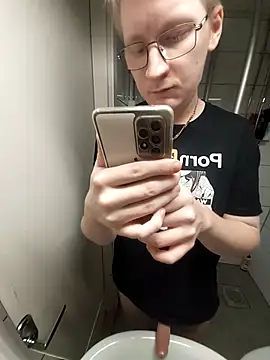 Arttuforyounakedboy online show from February 5, 2026, 2:51 am