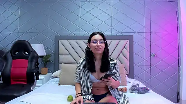 Snapshot of VioletRousse_ chatting on March 18, 2025, 1:23 pm VioletRousse online show from March 18, 2025, 1:23 pm