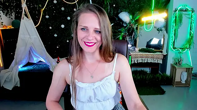 Snapshot of EmiliaBedy chatting on May 13, 2026, 9:16 am EmiliaBedy online show from May 13, 2026, 9:16 am