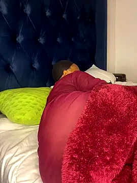 Boneca25 online show from October 21, 2025, 5:40 am