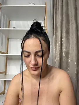 RaisaSalvi online show from November 7, 2025, 2:32 pm