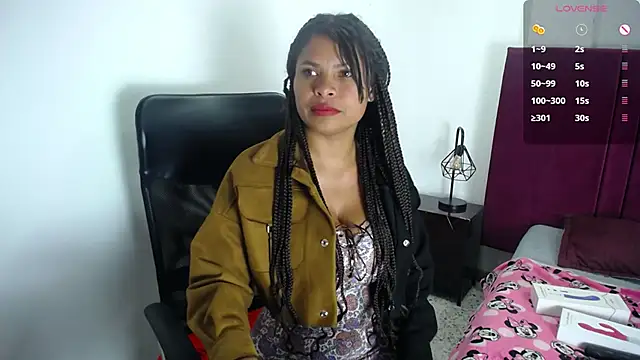 Snapshot of CamiilaReyes chatting on February 14, 2025, 7:44 pm CamiilaReyes online show from February 14, 2025, 7:44 pm